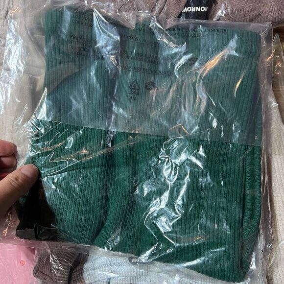 NWT‎ Monrow Gal Green Brushed V Neck Tank Top Medium ribbed - Picture 4 of 10